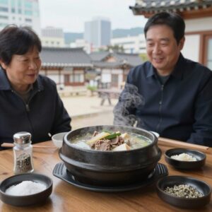 2026년 복날 집에서 끓인 삼계탕 사진 식탁 위에 뚝배기에 담긴 삼계탕과 함께 소금 후추가 옆에 놓여 있다