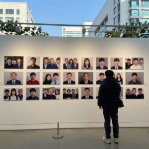 산천마루 내부 전경과 방송 출연 인증샷들이 전시된 벽면 모습