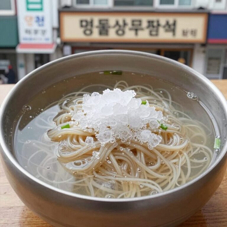 명품상무팥죽 본점의 맷돌냉콩물국수 그릇에 살얼음이 동동 떠 있고 면발이 보인다