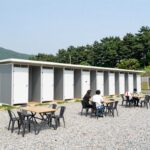 성주별고을캠핑장 VIP1 사이트의 개별 개수대와 화장실, 테이블과 의자가 배치된 모습