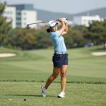 신지은 프로의 LPGA 우승과 성장 비결 신지은 프로가 LPGA 대회에서 정교한 아이언 샷을 하고 있는 모습