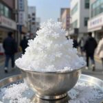 매장에서 사용 중인 눈꽃빙수기와 완성된 눈꽃빙수 사진. 부드러운 눈꽃 빙질이 돋보인다.