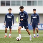 손흥민이 LAFC 훈련장에서 웃으며 훈련하는 모습. MLS 경기를 앞두고 집중력 있는 표정이다.