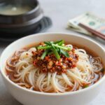 비빔국수 황금레시피 완성 접시에 담긴 모습으로 새콤달콤한 양념과 고명이 어우러진 사진