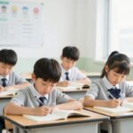 초등학생 여름방학 기간 공부 습관 유지법 초등학생이 방학 동안 책상에서 인강을 듣는 모습