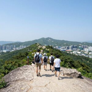 김백산의 여름 산행 사진, 그가 산 정상에서 바라본 풍경을 담다