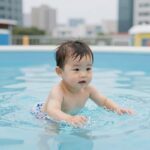 스윔비튜브 1단계와 2단계 고민된다면 실제 사용 비교 스윔비튜브 2단계를 착용한 아기가 물놀이 중 편안하게 떠 있는 모습