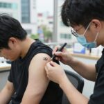 문신스티커 부담 없이 스타일링 문신스티커를 팔에 붙이는 과정을 보여주는 사진