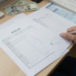 부가세 신고 누락 방지 자료 정리 방법 부가세 신고를 위해 책상 위에 정리된 매출 매입 자료와 세금계산서