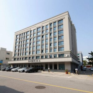 트리플리조트 외관 고급스러운 건물과 넓은 주차장