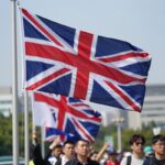 영국 국기 의미와 역사 영국 국기 유니언잭이 바람에 펄럭이고 있으며, 잉글랜드·스코틀랜드·북아일랜드의 깃발이 겹쳐진 디테일이 보인다
