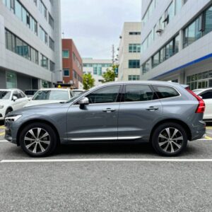 볼보 XC60 B5 울트라 외관 측면 주차장 사진 크롬 디테일과 럭셔리 휠이 강조된 모습