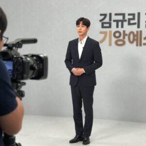김규리 기상캐스터가 방송 중에 서서 일기예보를 전하는 모습, 긴 다리와 단정한 수트 차림이 키를 더 돋보이게 한다.