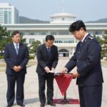 우성빈 기장군수가 취임식에서 첫 결재를 하고 있다
