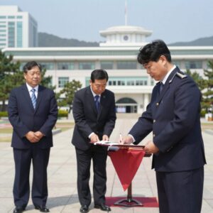 우성빈 기장군수가 취임식에서 첫 결재를 하고 있다