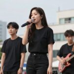 가수 양미경의 특별한 여름밤 대포숲 음악회 가수 양미경이 야외 무대에서 노래하는 모습