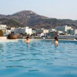 경북 풀빌라 여행 추천 베스트 예천 오늘스테이의 넓은 프라이빗 미온수 수영장과 뒷편 산 풍경
