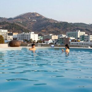 예천 오늘스테이의 넓은 프라이빗 미온수 수영장과 뒷편 산 풍경