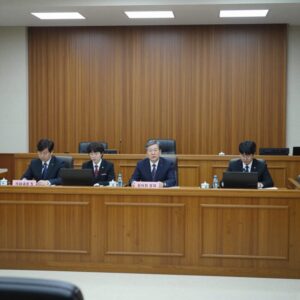 서울고등법원에서 윤석열 전 대통령 항소심 선고가 진행되는 법정 내부 모습