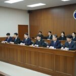 윤석열 전 대통령의 공직선거법 위반 재판이 열린 법정 내부 모습. 판사와 검사, 변호인 등이 자리하고 있다.