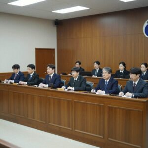 윤석열 전 대통령의 공직선거법 위반 재판이 열린 법정 내부 모습. 판사와 검사, 변호인 등이 자리하고 있다.