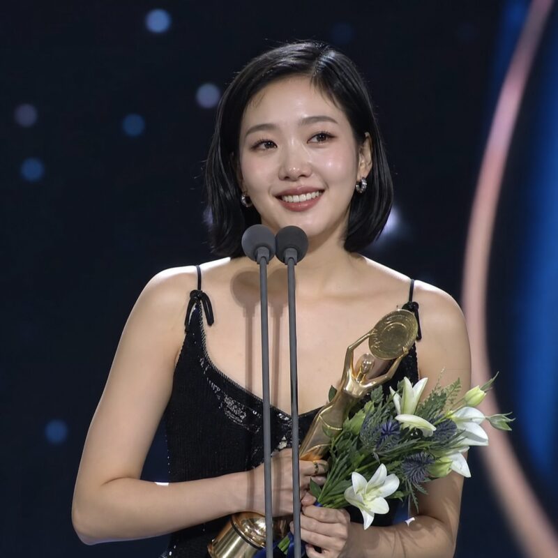 김고은 대상 수상 순간과 수상자 명단 1 김고은 대상 수상 소감을 전하는 청룡시리즈어워즈 무대