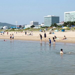 을왕리 해수욕장에서 물놀이를 즐기는 피서객들