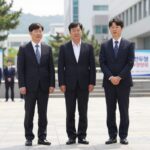 민주당 경선 결과 충청권 발표 현장에서 세 후보가 함께 인사하고 있는 모습